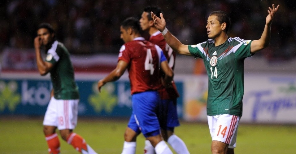 15.out.2013 - Javier Hernandez reclama de gol anulado pela arbitragem na partida do México contra Costa Rica