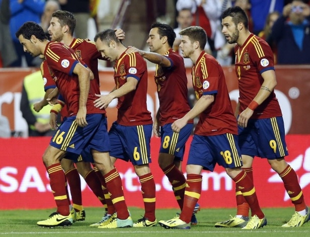 15.out.2013 - Jogadores da Espanha comemoram o gol marcado por Negredo (dir.) na partida contra a Geórgia pelas Eliminatórias Europeias
