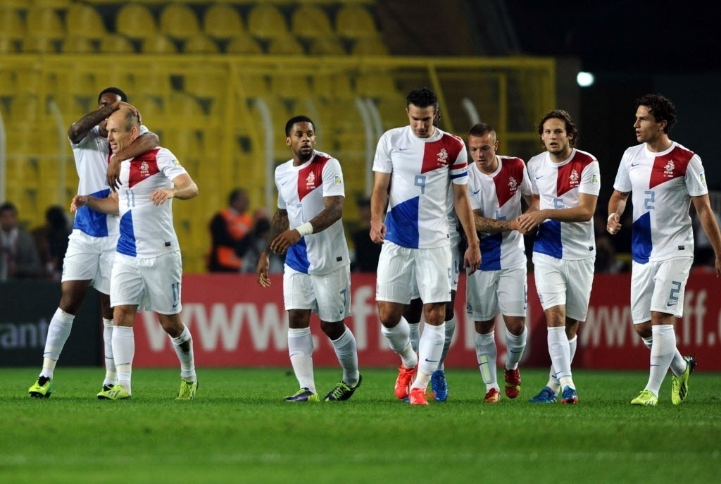 15.out.2013 - Jogadores da Holanda comemoram gol de Robben na partida contra a Turquia pelas Eliminatórias Europeias