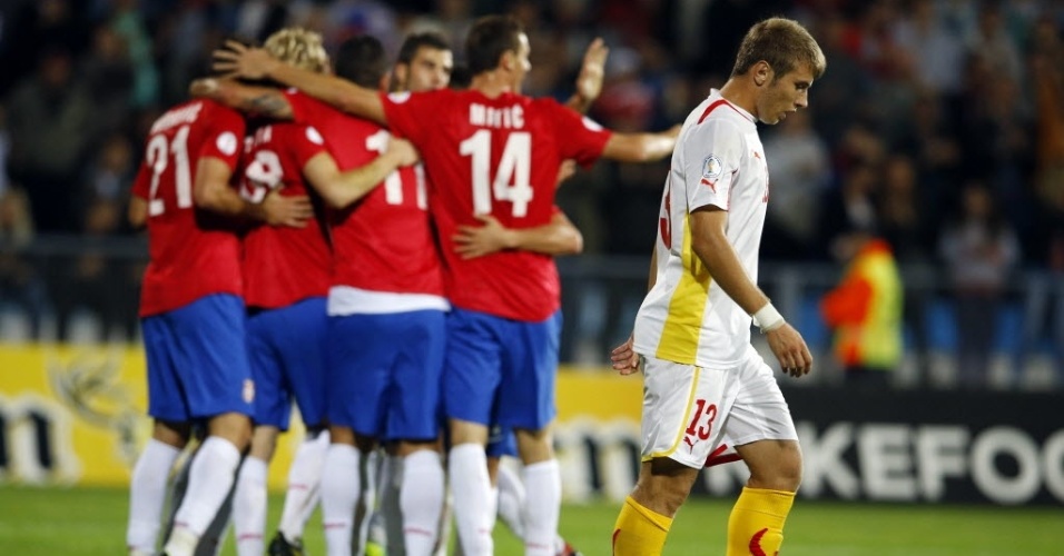 15.out.2013 - Jogadores da Sérvia comemoram após gol contra de Ristovski, da Macedônia, em jogo válido pelas Eliminatórias da Copa de 2014