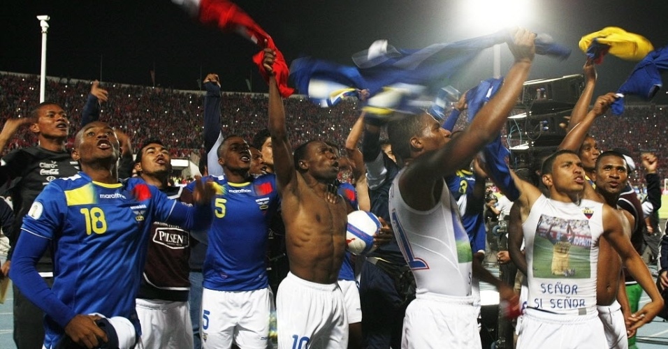15.out.2013 - Jogadores do Equador comemoram a conquista da vaga para a Copa do Mundo