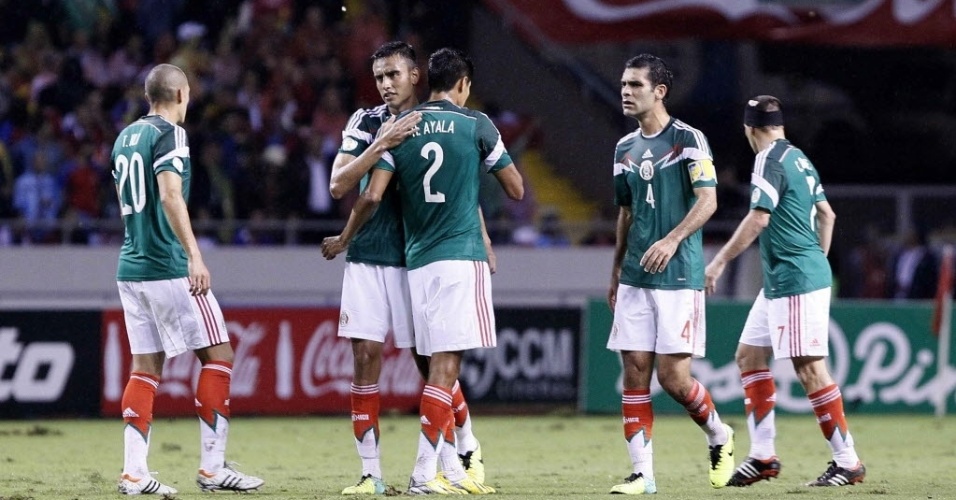 15.out.2013 - Jogadores do México comemoram gol marcado na partida contra Costa Rica