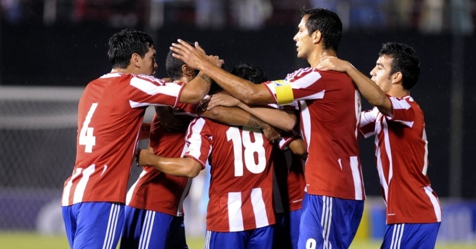 15.out.2013 - Jogadores do Paraguai comemoram gol marcado por Jorge Rojas contra a Colômbia