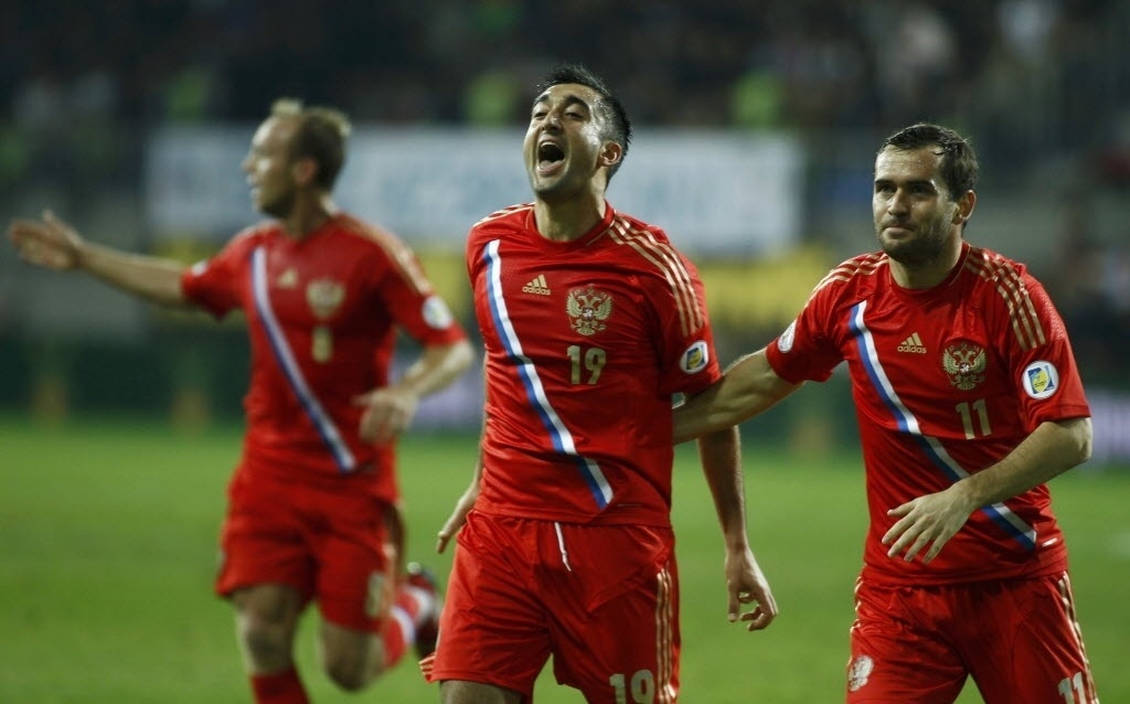 15.out.2013 - Jogadores russos comemoram gol de Roman Shirokov na partida contra o Azerbaijão pelas Eliminatórias para a Copa de 2014