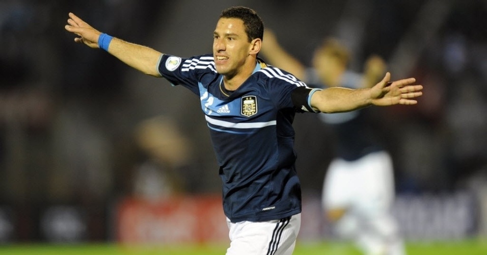 15.out.2013 - Maxi Rodriguez (esq.) comemora após marcar para a Argentina na partida contra o Uruguai