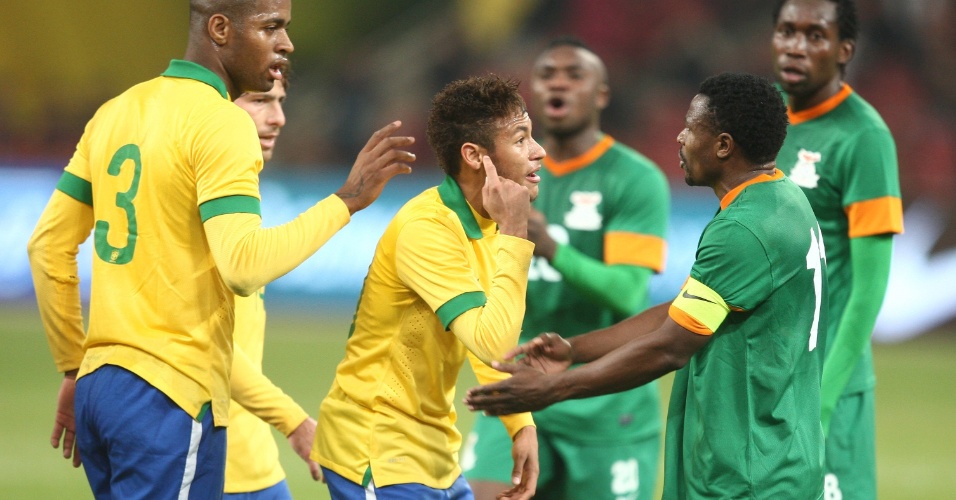15.out.2013 - Neymar e Dedé discutem com jogadores da Zâmbia no amistoso do Brasil em Pequim