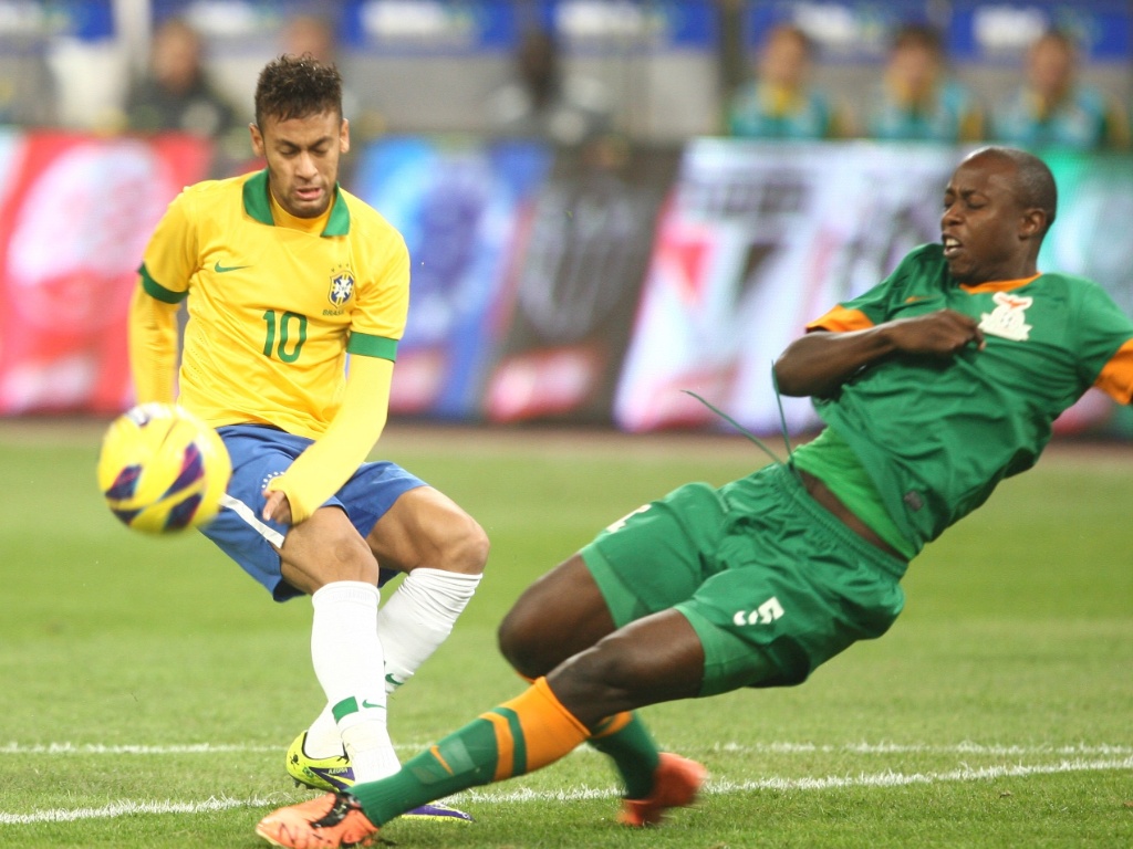 15.out.2013 - Neymar é travado após chute contra a Zâmbia