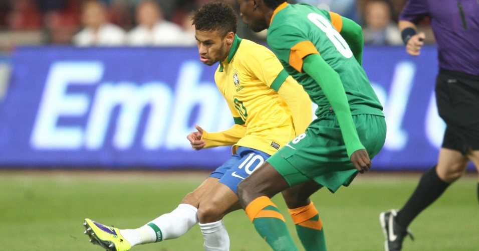 15.out.2013 - Neymar tenta chute contra a marcação de defensor da Zâmbia durante o amistoso em Pequim