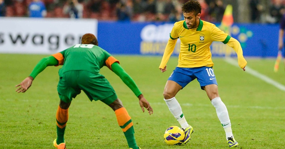 15.out.2013 - Neymar tenta jogada contra marcador da Zâmbia no amistoso da seleção brasileira em Pequim