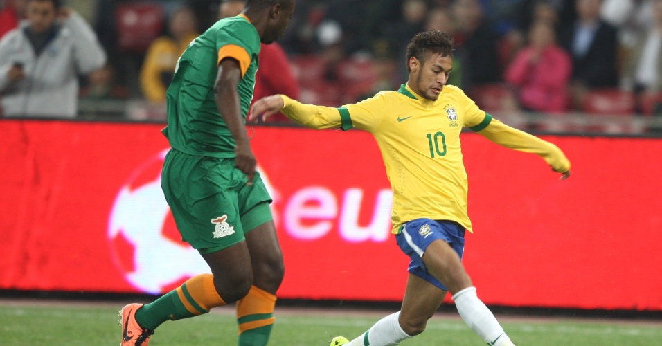 15.out.2013 - Neymar tenta jogada durante o amistoso da seleção brsaileira contra a Zâmbia