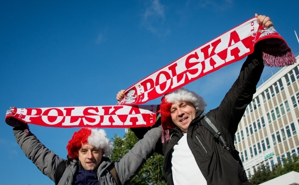 15.out.2013 - Poloneses exibem cachecóis de sua seleção nacional antes de entrar no estádio de Wembley, em Londres, para a partida contra a Inglaterra, pelas Eliminatórias da Copa-2014