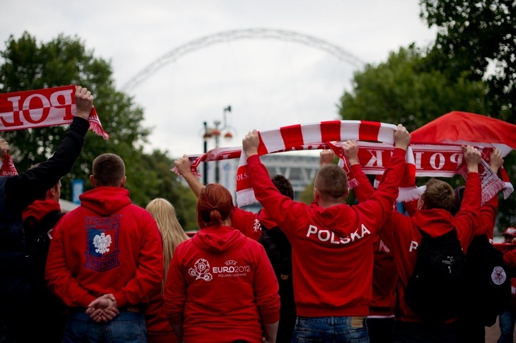 15.out.2013 - Poloneses exibem cachecóis de sua seleção nacional em Londres, para a partida contra a Inglaterra, pelas Eliminatórias da Copa-2014