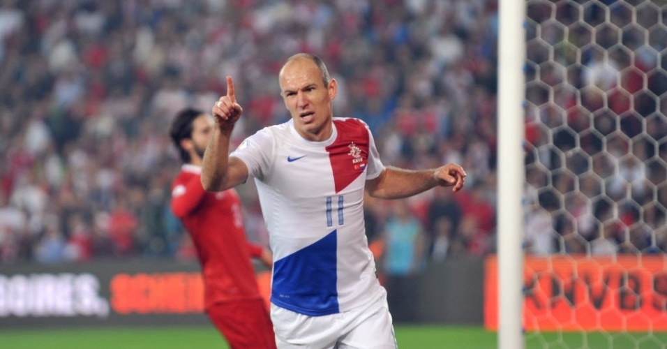 15.out.2013 - Robben comemora após marcar para a Holanda contra a Turquia pelas eliminatórias da Copa-14