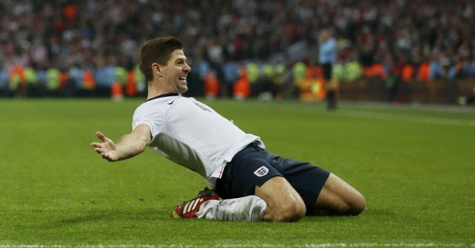 15.out.2013 - Steven Gerrard, capitão da Inglaterra, comemora depois de marcar contra a Polônia pelas Eliminatórias