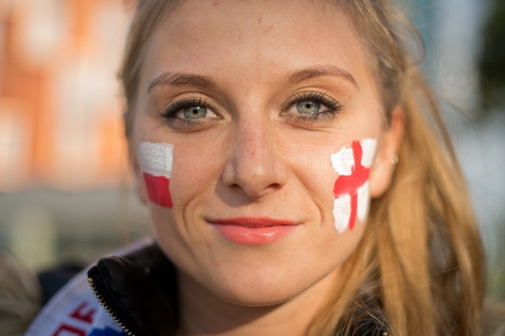 15.out.2013 - Torcedora divide sua simpatia e pinta no rosto as bandeiras dos adversários Polônia e Inglaterra em jogo válido pela Eliminatórias Europeias para a Copa de 2014