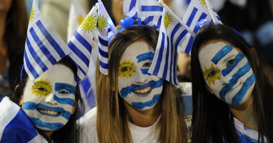 15.out.2013 - Torcedoras do Uruguai pintam o rosto para assistir à partida contra o Equador, pelas Eliminatórias Sul-Americanas para a Copa do Mundo