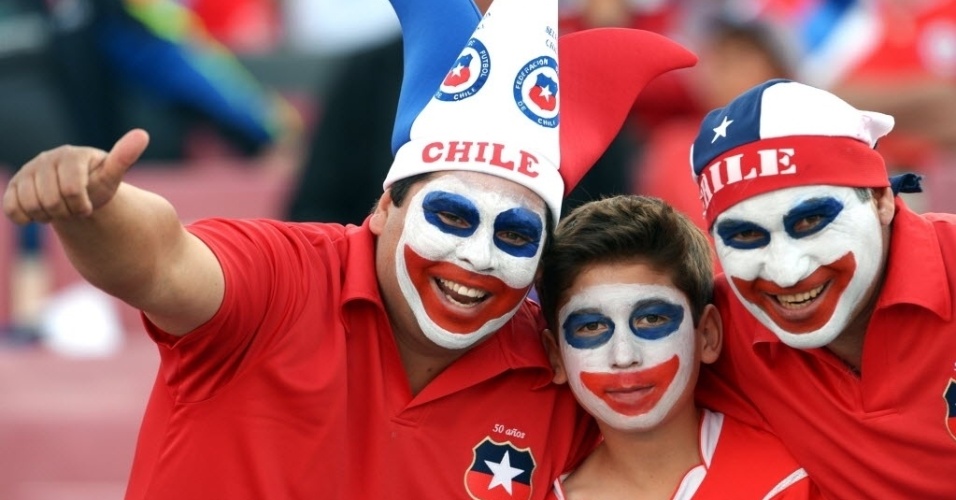15.out.2013 - Torcedores do Chile pintam o rosto e fazem festa para a partida contra o Equador pelas Eliminatórias