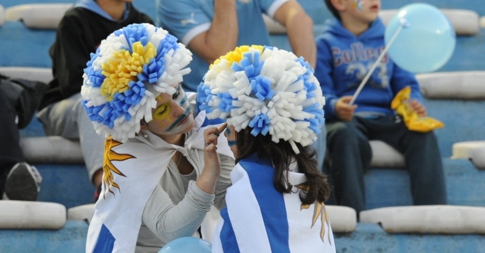 15.out.2013 - Torcedores do Uruguai se fantasiam para assistir ao jogo contra o Equador, pelas Eliminatórias Sul-Americanas para a Copa do Mundo