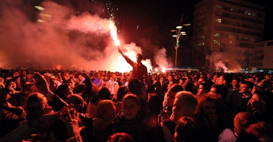 15.out.2013 - Torcedores vão às ruas de Sarajevo, capital da Bósnia, para comemorar a classificação do país para a Copa do Mundo do Brasil de 2014