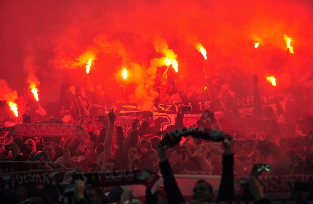 15.out.2013 - Torcida da Polônia usa sinalizadores nas arquibancadas de Wembley na partida contra a Inglaterra, valendo vaga na Copa
