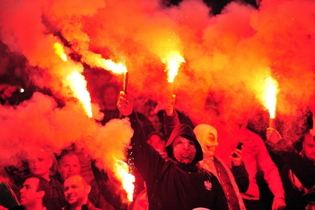 15.out.2013 - Torcida da Polônia usa sinalizadores nas arquibancadas de Wembley na partida contra a Inglaterra, valendo vaga na Copa