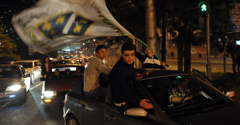 16.10.2013 - Após a confirmação da vaga da Bósnia-Herzegóvina na Copa do Mundo 2014, torcedores tomaram as ruas para festejar