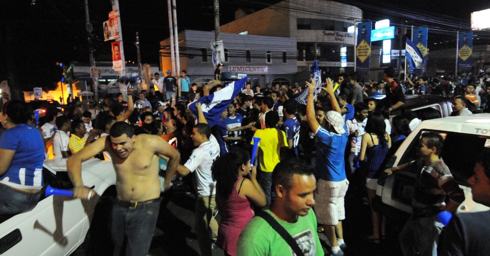 16.10.2013 - As ruas de Tegucigalpa também foram tomadas por torcedores que comemoravam a classificação de Honduras para a Copa de 2014