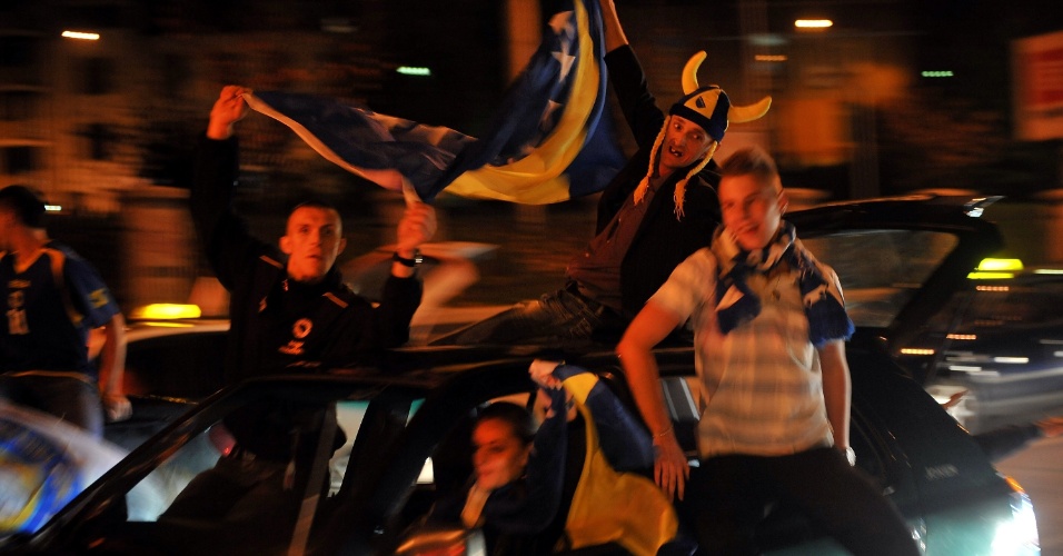 16.10.2013 - Carros com torcedores fazendo muito barulho deram o tom da festa da Bósnia-Herzegóvina após a classificação inédita para a Copa do Mundo de 2014