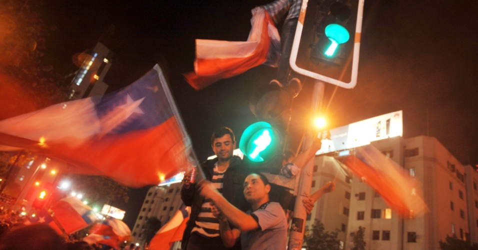 16.10.2013 - Chilenos foram às ruas para comemorar a vitória sobre o Equador por 2 a 1, que valeu a vaga direta na Copa do Mundo de 2014