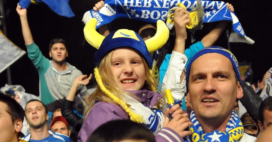 16.10.2013 - Crianças também fizeram parte da festa pela classificação da Bósnia-Herzegóvina para o Mundial de 2014