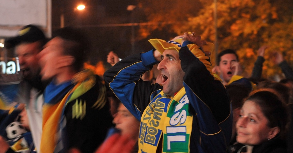 16.10.2013 - Torcedor da Bósnia levou artigo com a bandeira do Brasil para festejar classificação de seu país para a Copa do Mundo de 2014