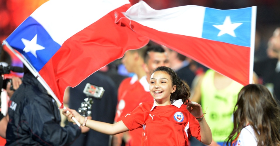 16.10.2013 - Torcedora comemora classificação do Chile para a Copa do Mundo de 2014
