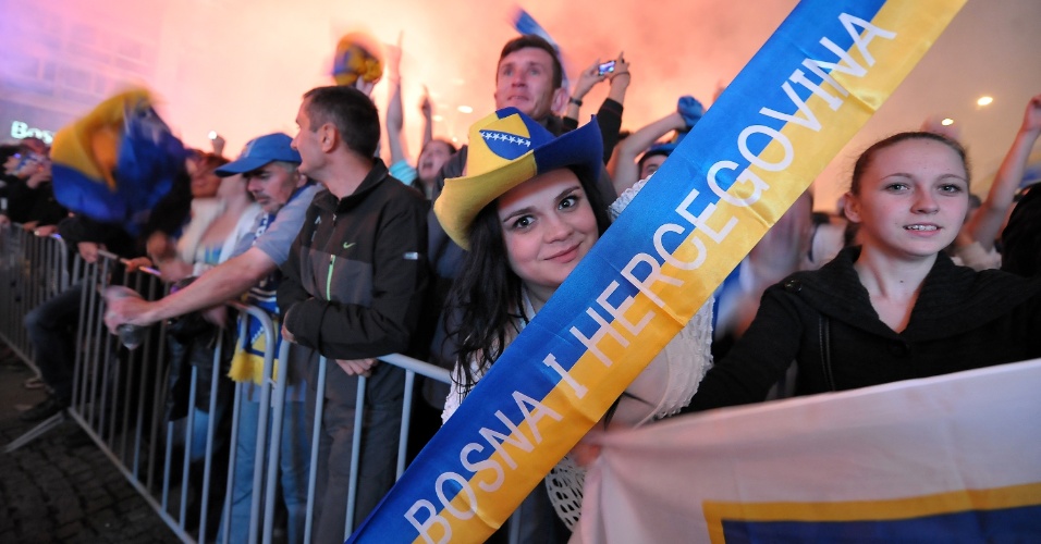 16.10.2013 - Torcedora exibe faixa com o nome da Bósnia-Herzegóvina durante comemoração da vaga conquistada pelo país na Copa 2014