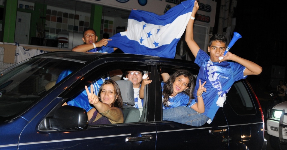 16.10.2013 - Torcedores de Honduras festejam nas ruas a vaga direta conquistada pelo país nas eliminatórias da Concacaf