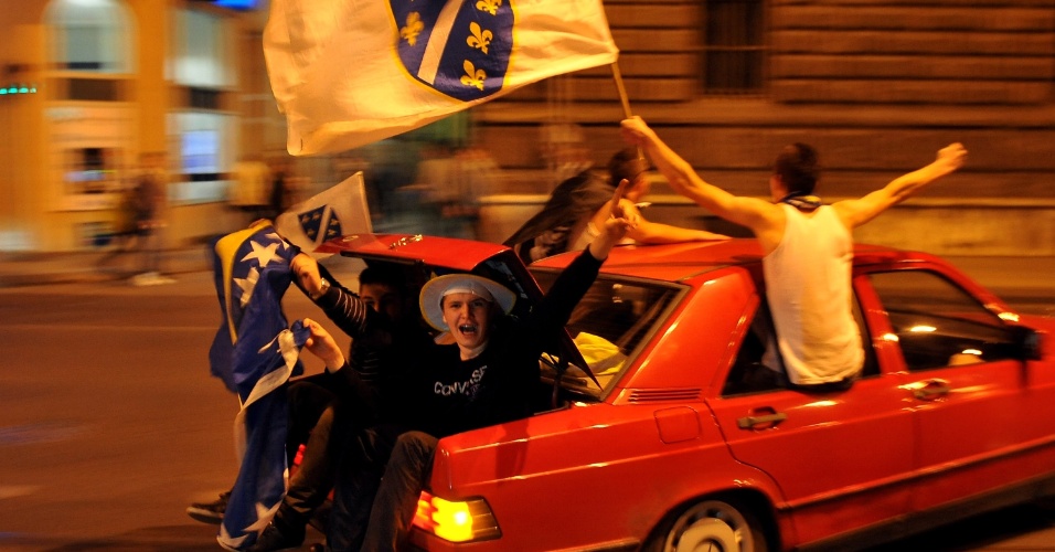 16.10.2013 - Torcedores desfilaram até no porta-malas de veículo para comemorar classificação da Bósnia-Herzegóvina