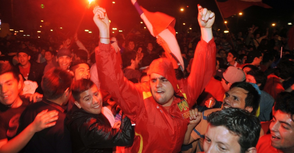 16.10.2013 - Torcedores festejam a classificação do Chile para a nona Copa do Mundo de sua história