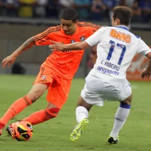 16.out.2013 - Bruno, do Fluminense, tenta passar pela marcação de Everton Ribeiro durante jogo contra o Cruzeiro pelo Brasileirão - Paulo Fonseca/Photocamera