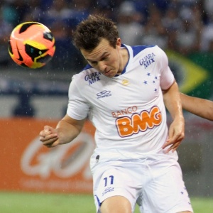 16.out.2013 - Dagoberto, atacante do Cruzeiro, antecipa marcação de Igor Julião durante jogo contra o Fluminense pelo Brasileirão - Paulo Fonseca/Photocamera