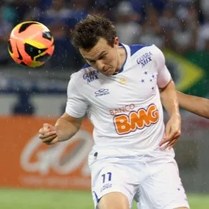 16.out.2013 - Dagoberto, atacante do Cruzeiro, antecipa marcação de Igor Julião durante jogo contra o Fluminense pelo Brasileirão - Paulo Fonseca/Photocamera