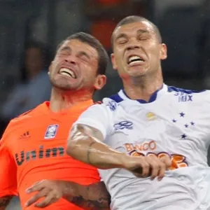 16.out.2013 - Edinho, do Fluminense, e Nilton, do Cruzeiro, disputam jogada pelo alto durante partida pelo Brasileirão, disputada em Belo Horizonte - Paulo Fonseca/Photocamera