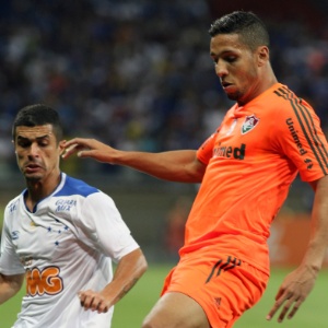 16.out.2013 - Egídio, do Cruzeiro, marca Samuel, do Fluminense, durante jogo válido pelo Brasileirão - Paulo Fonseca/Photocamera