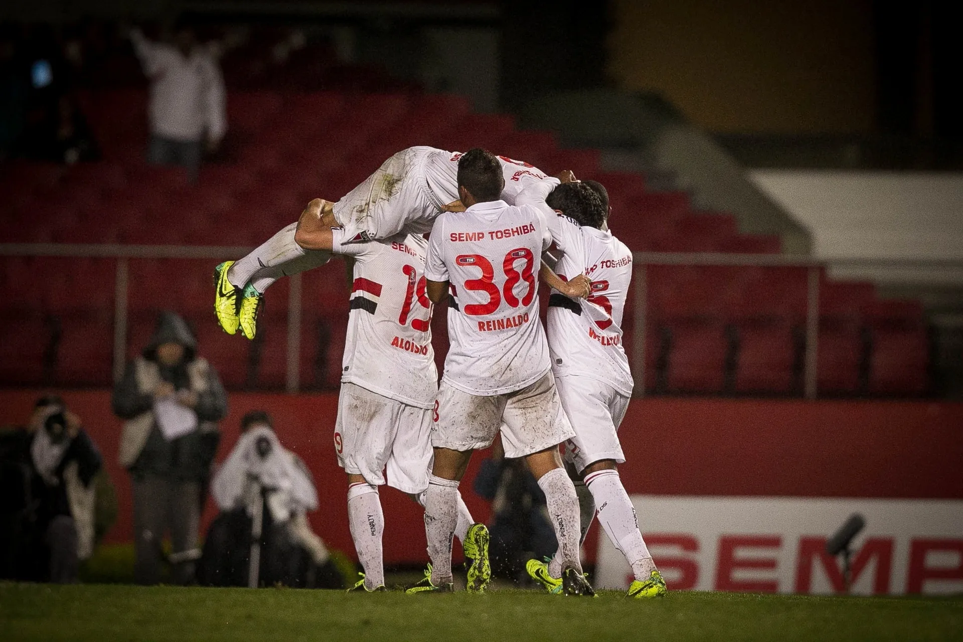 16.out.2013 - Ganso é carregado pelos companheiros de São Paulo após anotar segundo gol do São Paulo sobre o Náutico pelo Brasileirão - Rodrigo Capote/UOL