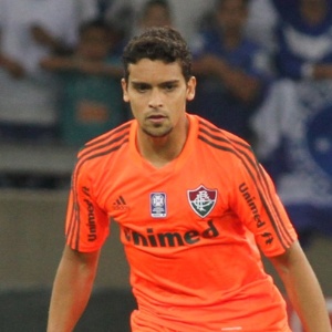 16.out.2013 - Jean, do Fluminense, marca Lucas Silva durante jogo contra o Cruzeiro, pelo Brasileiro - Paulo Fonseca/Photocamera