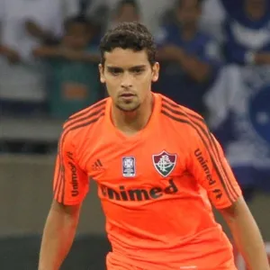 16.out.2013 - Jean, do Fluminense, marca Lucas Silva durante jogo contra o Cruzeiro, pelo Brasileiro - Paulo Fonseca/Photocamera