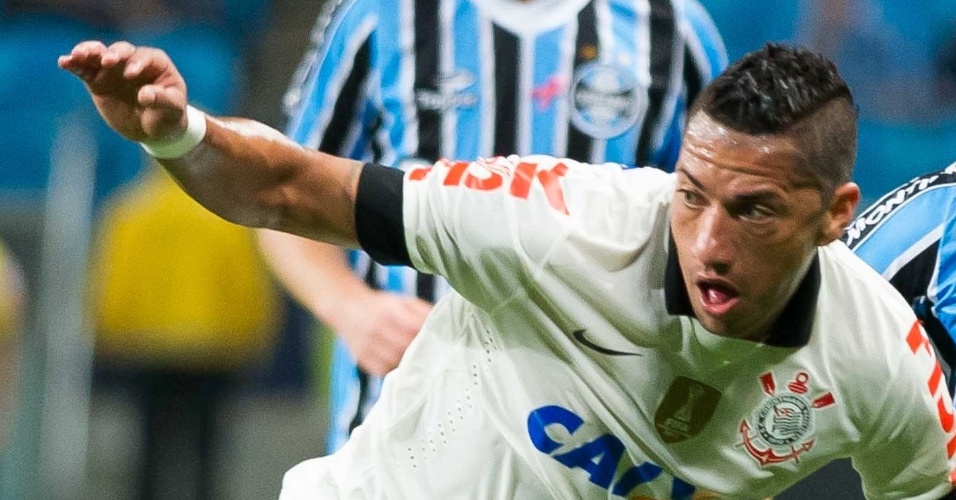 16.out.2013 - Ralf, volante do Corinthians, domina bola durante jogo contra o Grêmio pelo Brasileiro
