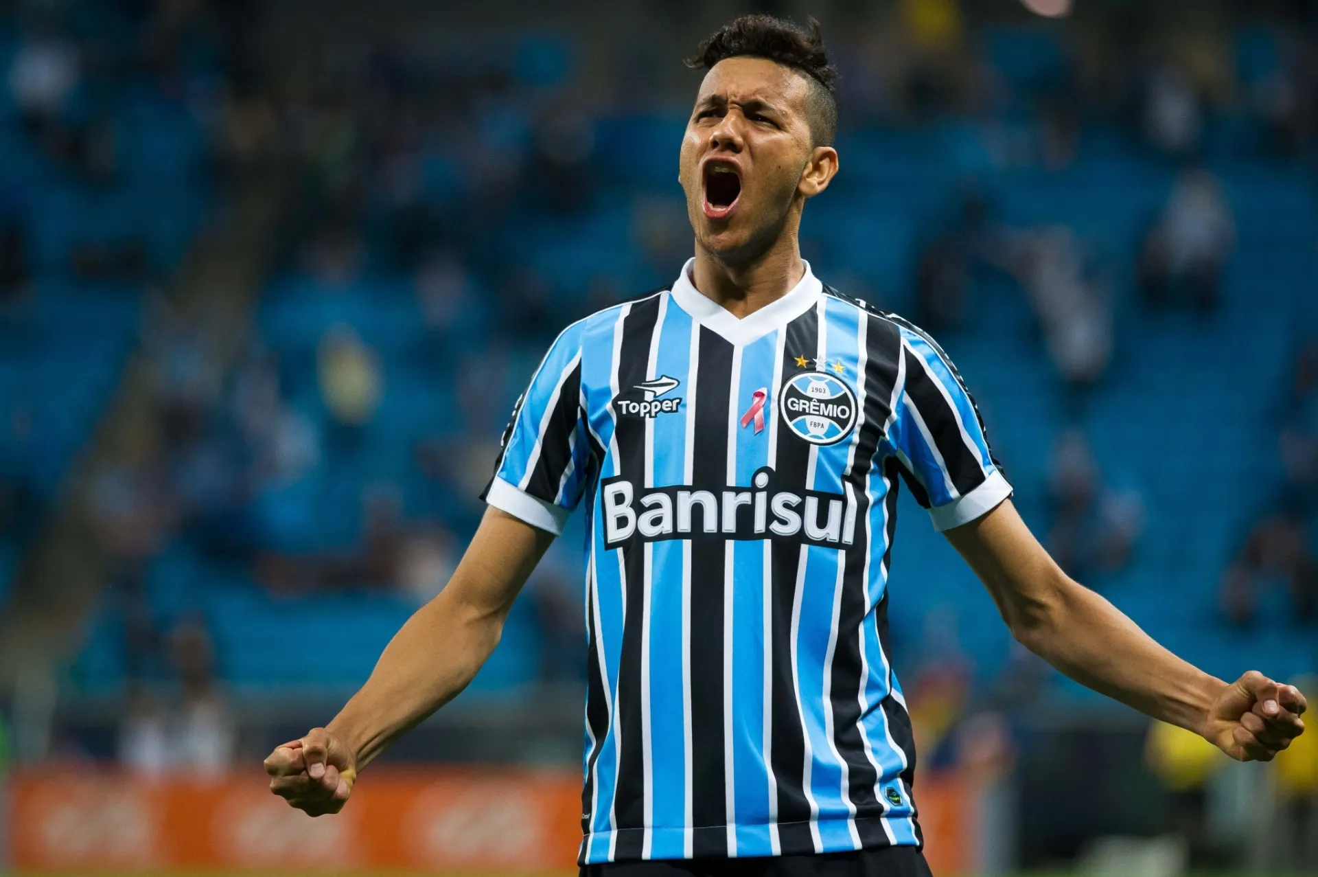 16.out.2013 - Souza, do Grêmio, vibra com o gol de Barcos sobre o Corinthians - Preview.com