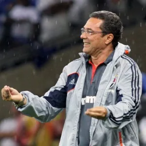 16.out.2013 - Técnico do Fluminense, Vanderlei Luxemburgo, orienta a equipe durante jogo contra o Cruzeiro pelo Brasileirão - Paulo Fonseca/Photocamera