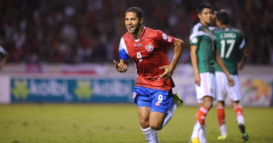Alvaro Saborio comemora após marcar o segundo gol da Costa Rica contra o México