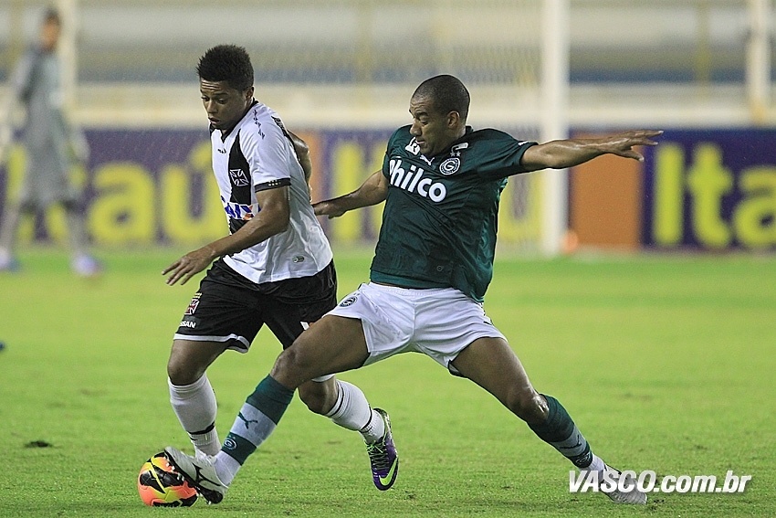 17.out.2013 - André, atacante do Vasco, tenta escapar da marcação de Rodrigo durante jogo contra o Goiás - Marcelo Sadio/vasco.com.br