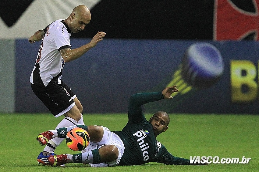 17.out.2013 - Cris, do Vasco, e Walter, do Goiás, dividem bola durante jogo pelo Brasileiro - Marcelo Sadio/vasco.com.br